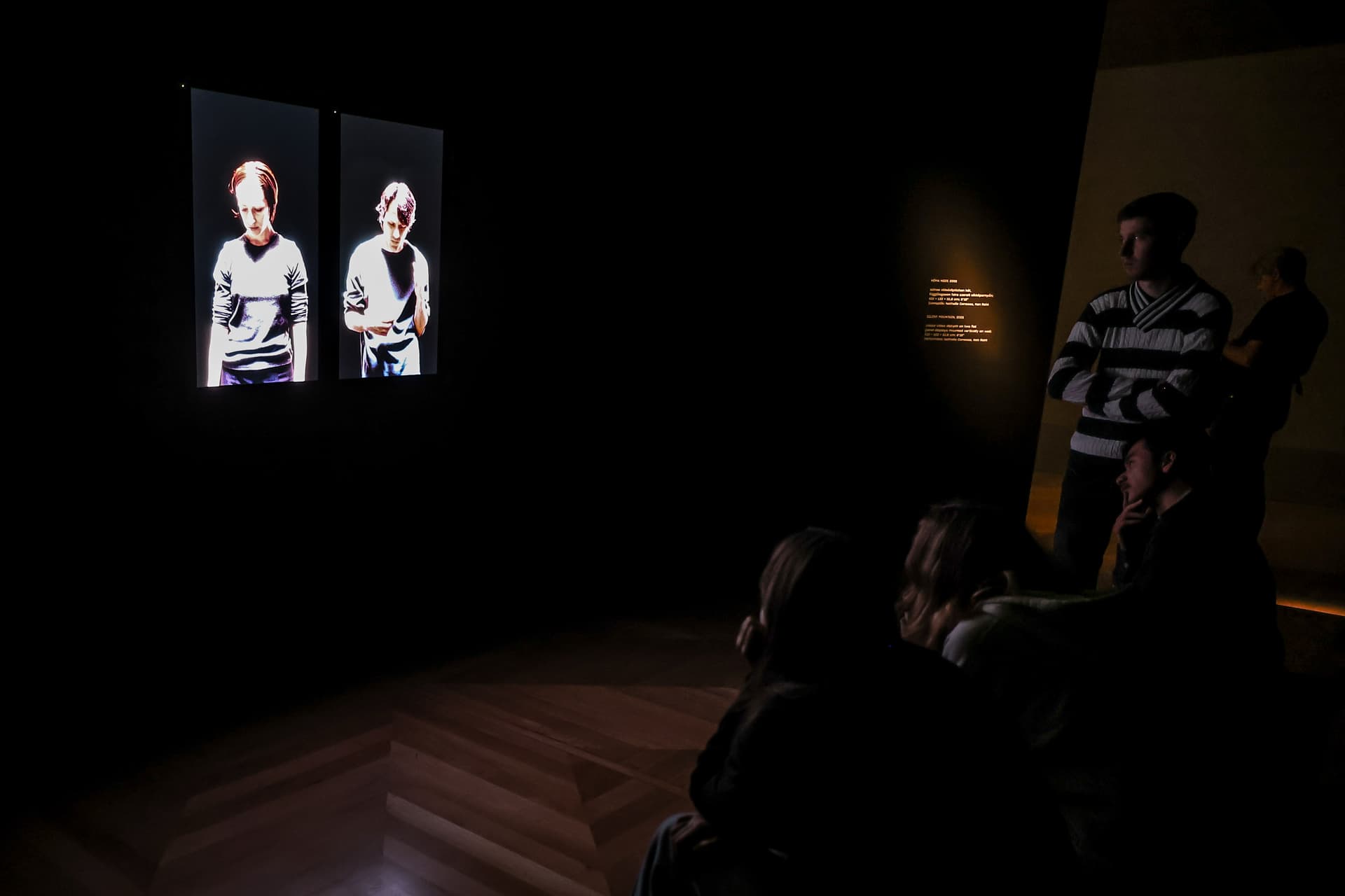 Bill Viola csendben nézős videói a NEO-ban