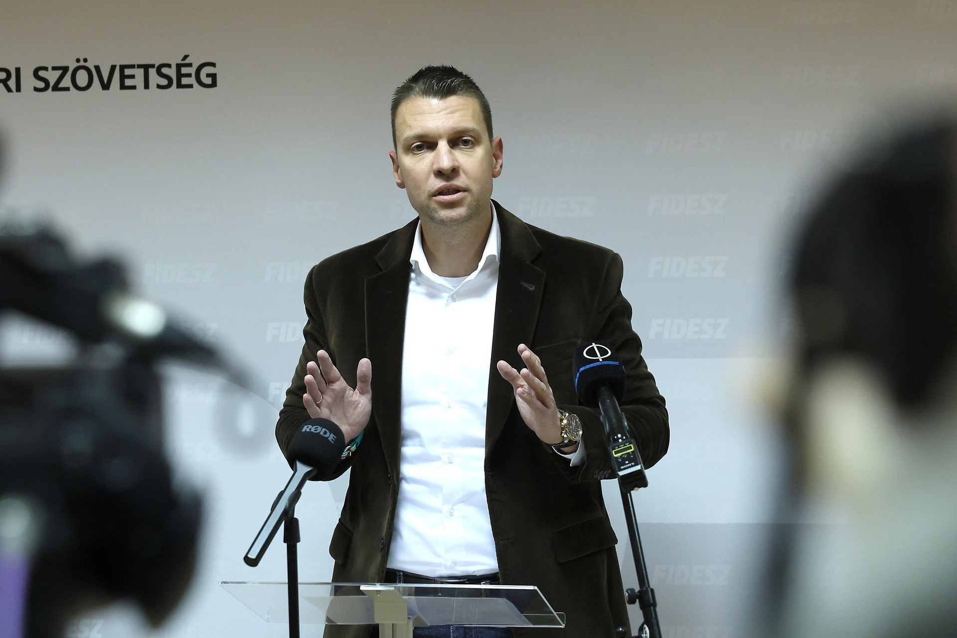 Menczer Tamás: A Tisza Pártnak és Magyar Péternek az Európai Néppárt elnöke diktál