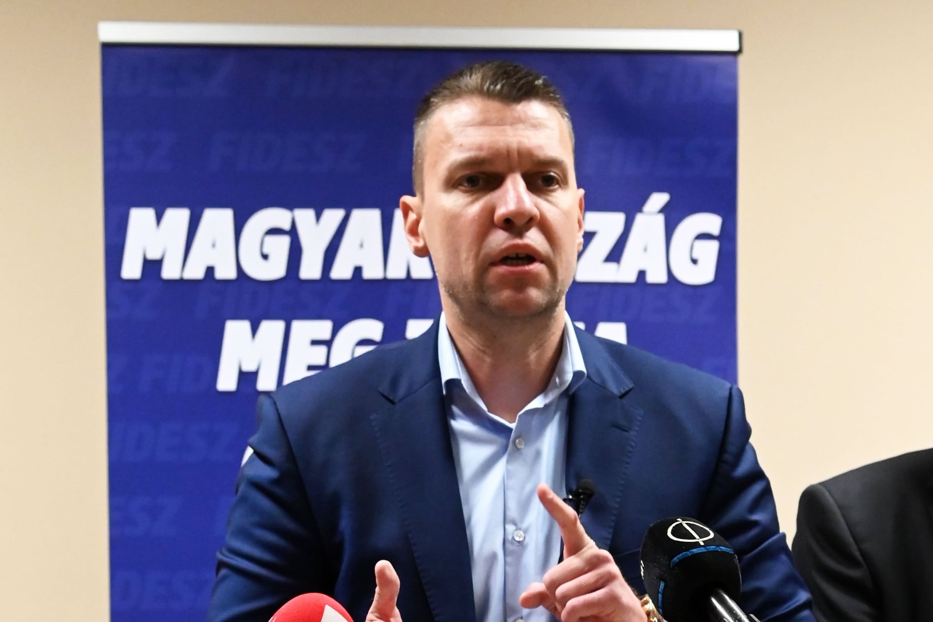 Menczer Tamás: Brüsszel és az ellenzék is lenézi a kormányt