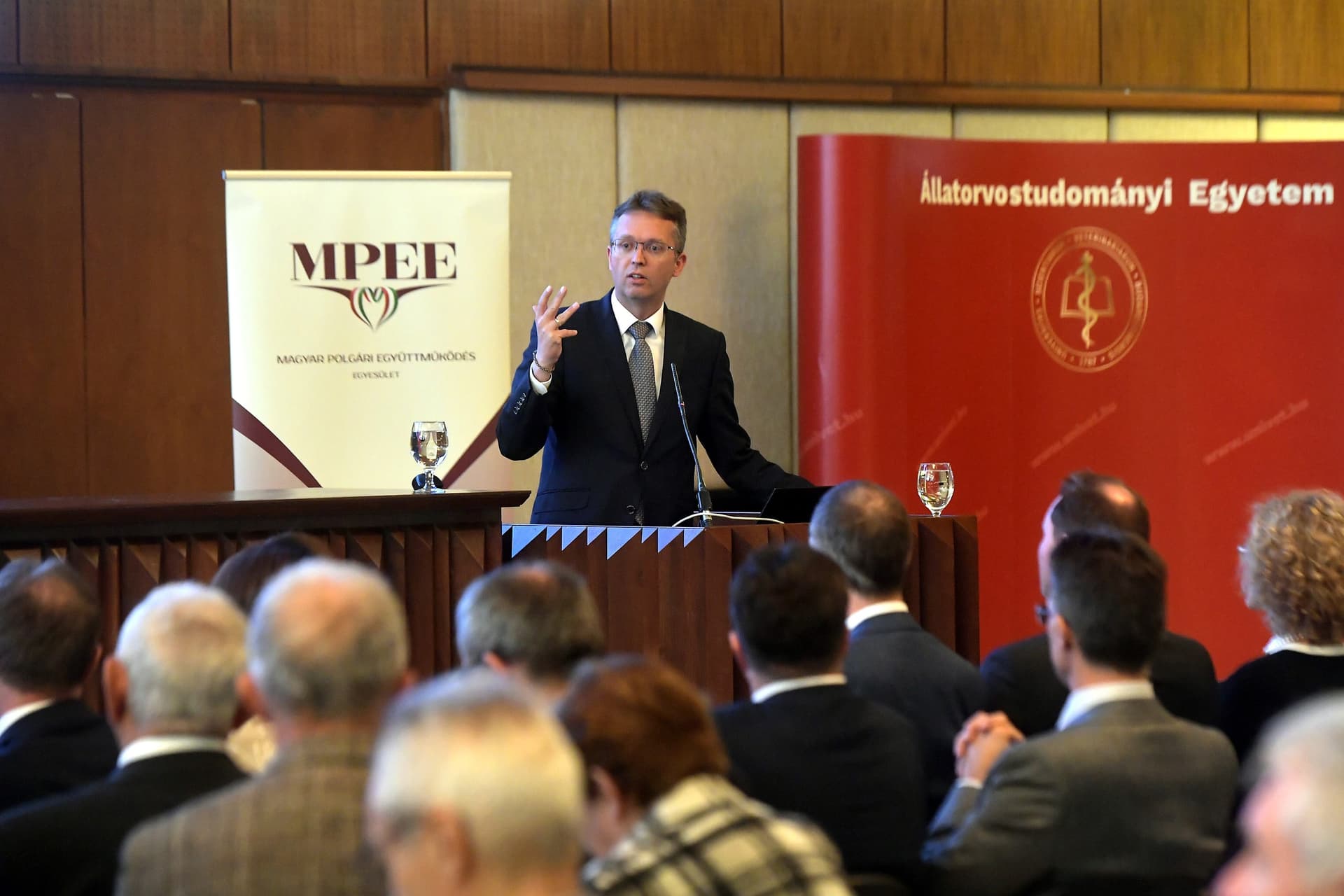 Szürreális a brüsszeli diktátum az egyetemekkel kapcsolatban