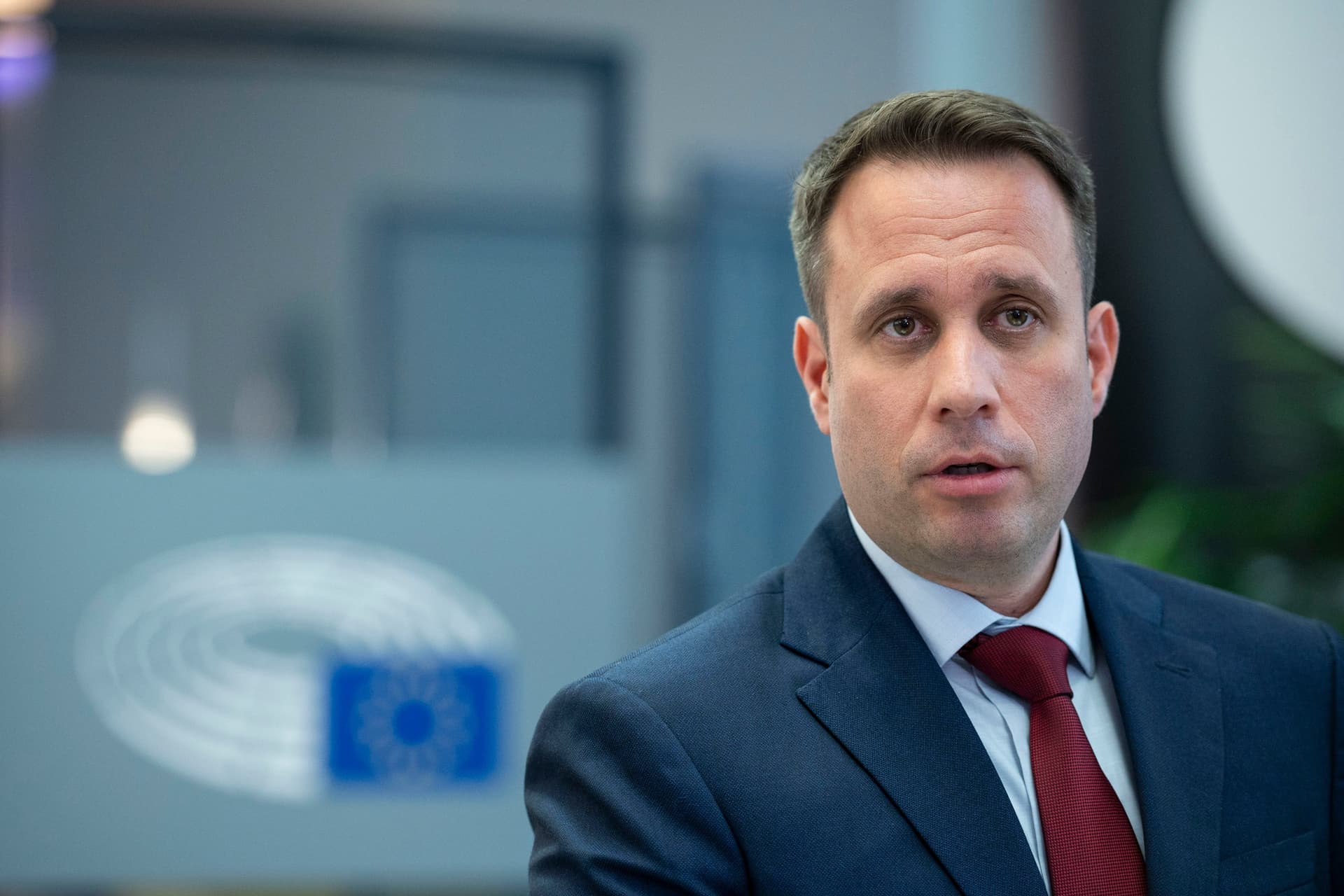 Politikai cirkusz Várhelyi Olivér meghallgatása