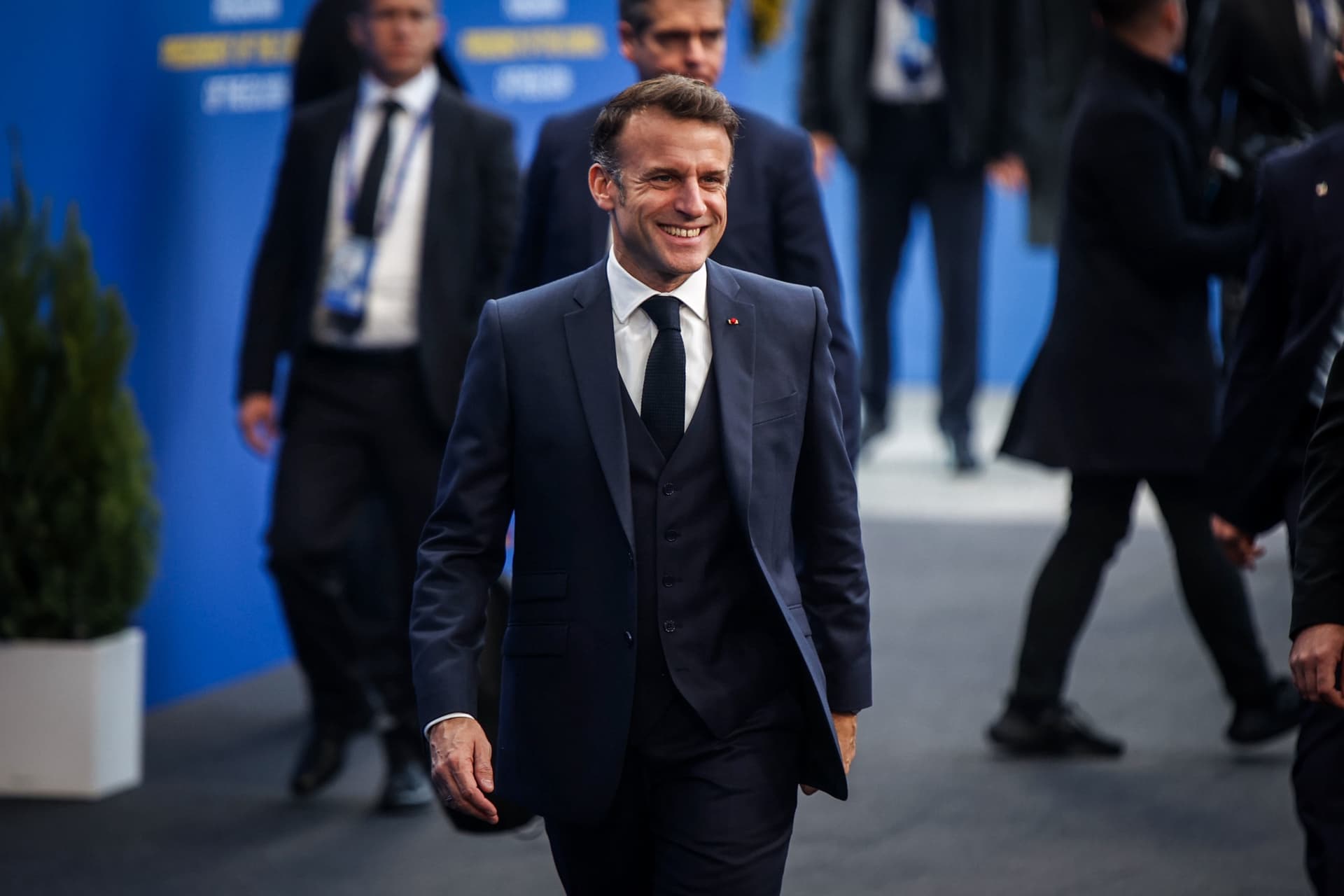 Macron könyörgött Trumpnak