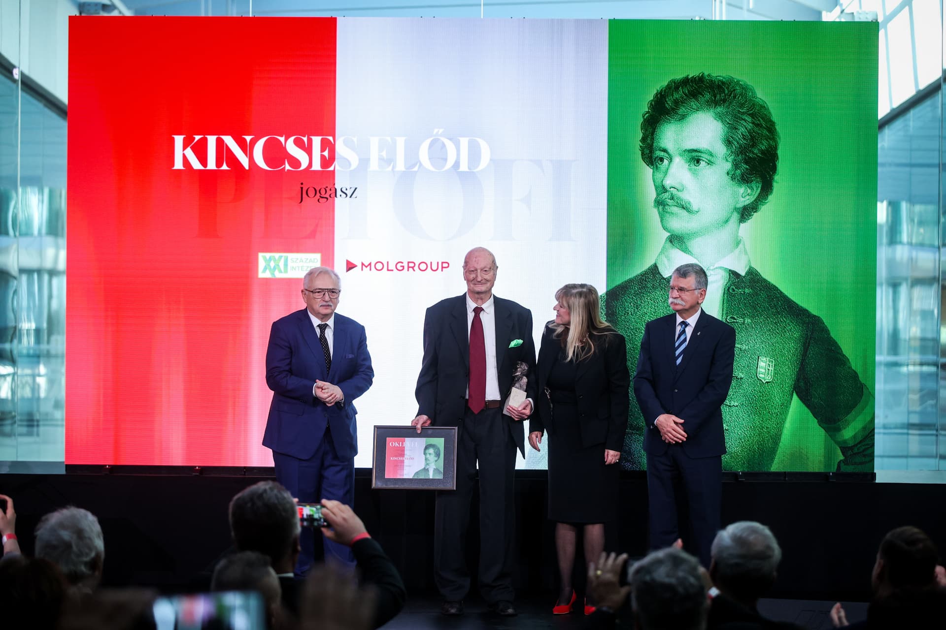 Kincses Előd jogász és Mircea Dinescu költő kapta idén a Petőfi-díjat