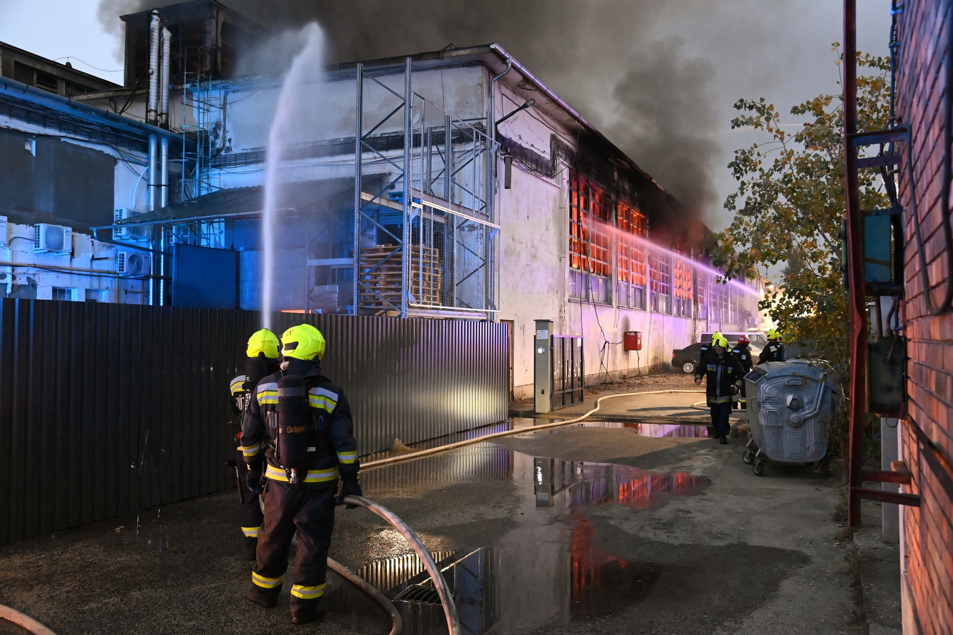 Öt ember sérült meg a Soroksári úti csarnoktűzben