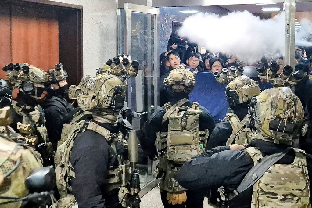 Diktatúrába menekült volna a felelősségre vonás elől Dél-Korea elnöke