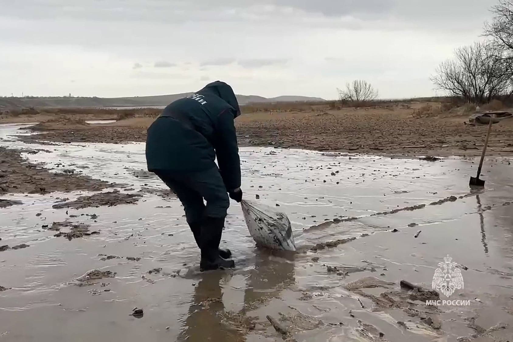 Az orosz olajkatasztrófa 200 ezer tonna földet szennyezett be