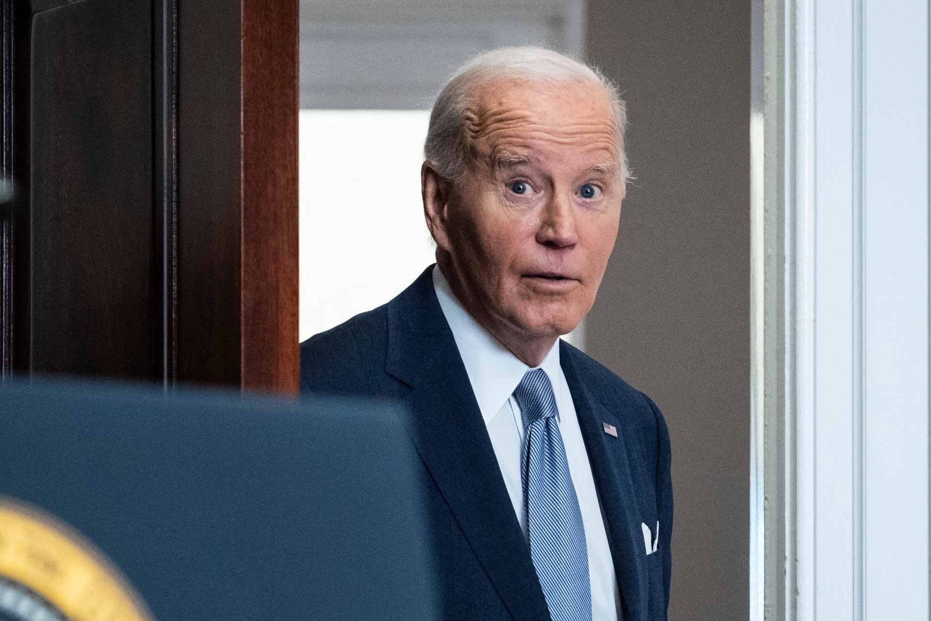 Rejtélyes folt jelent meg Joe Biden kezén
