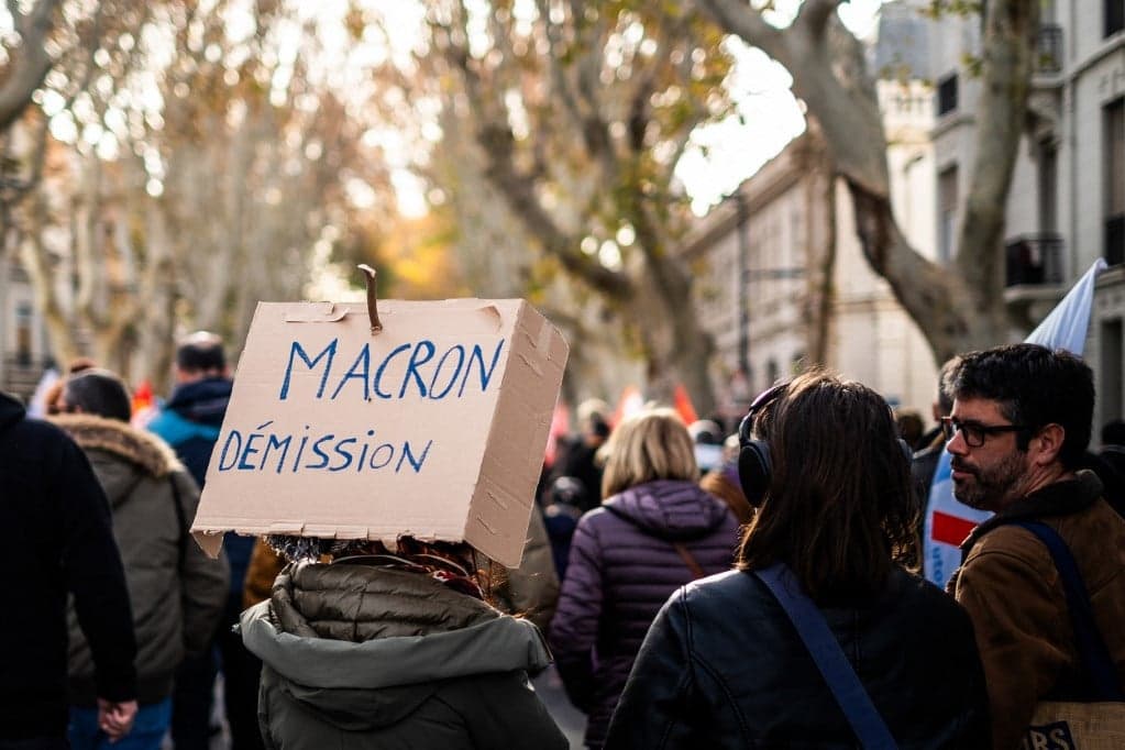 Macron új miniszterelnököt keres