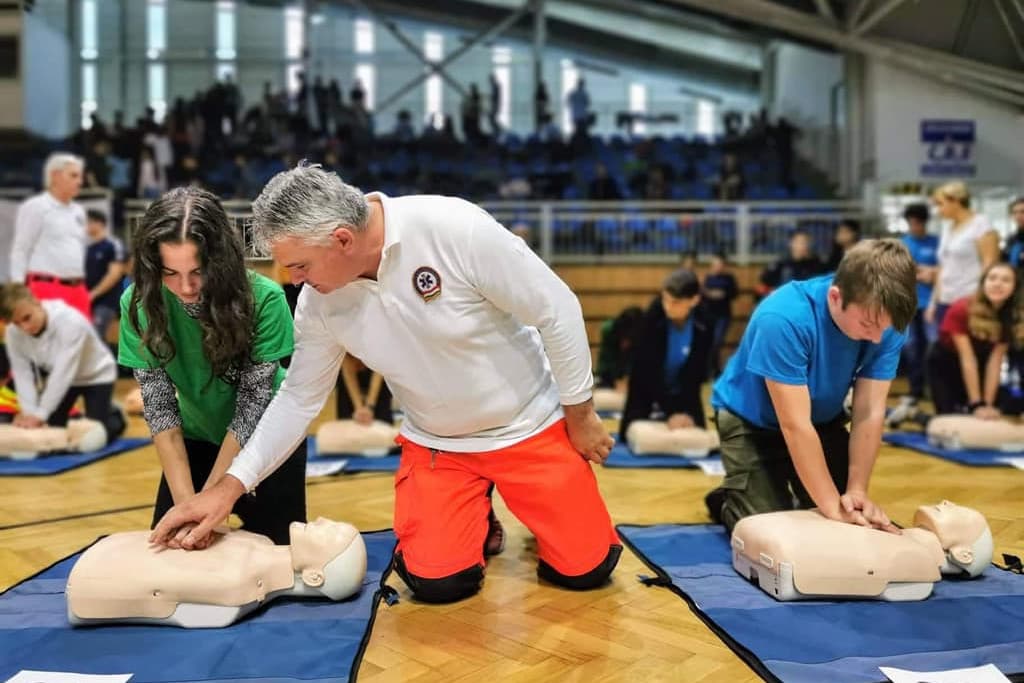 Az elsősegélynyújtás oktatását a mentőszolgálat veszi át