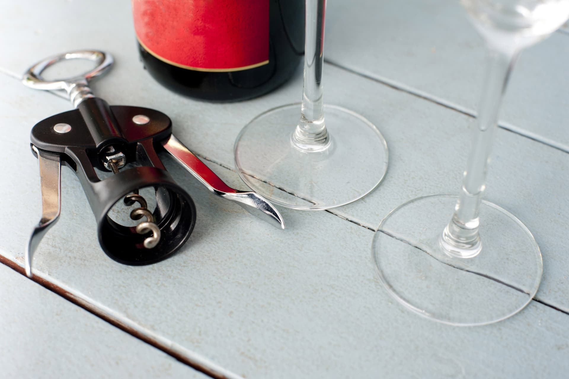Mennyi ideig lehet tárolni a bort felbontás után?