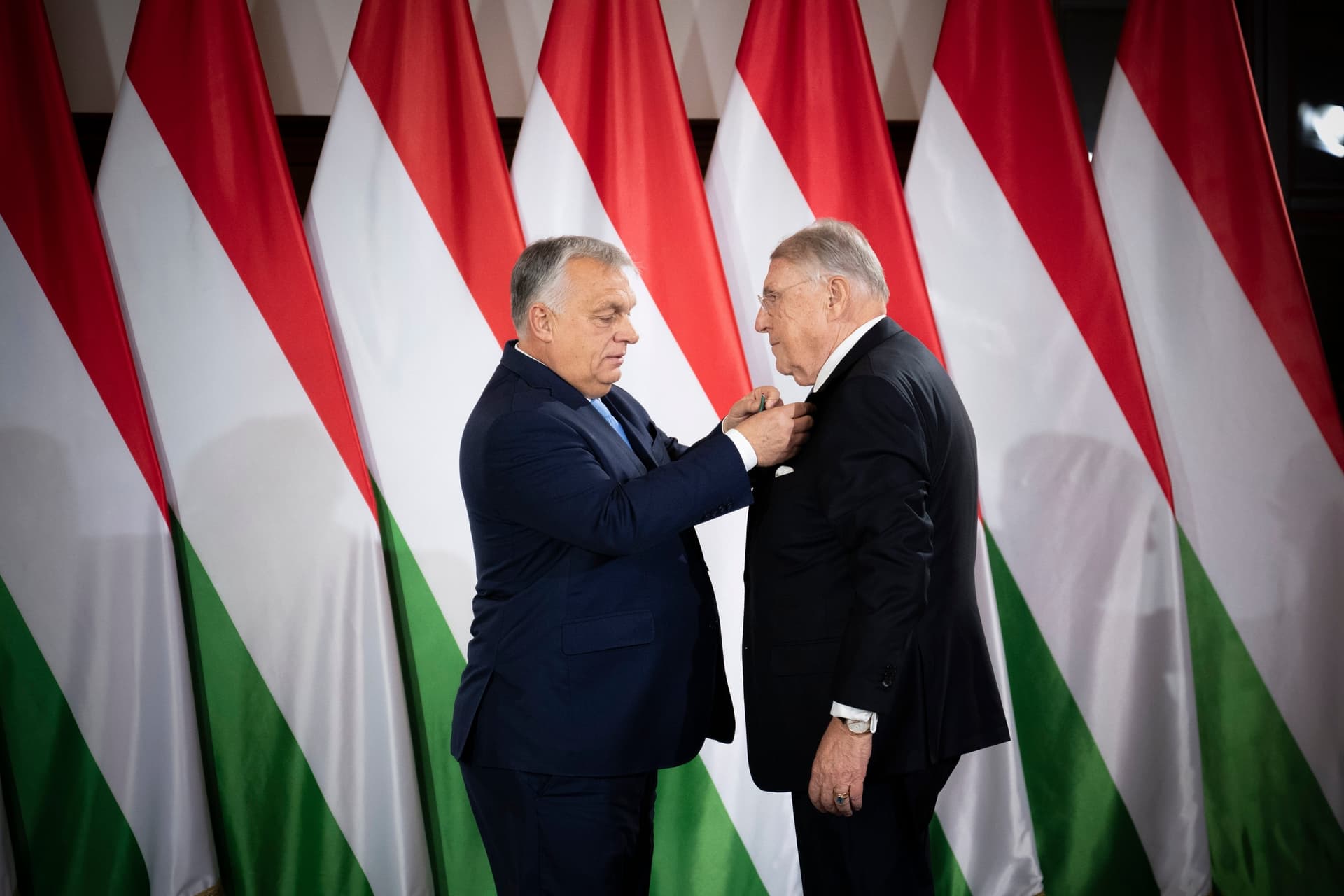 Orbán Viktor kitüntette Klaus Mangoldot