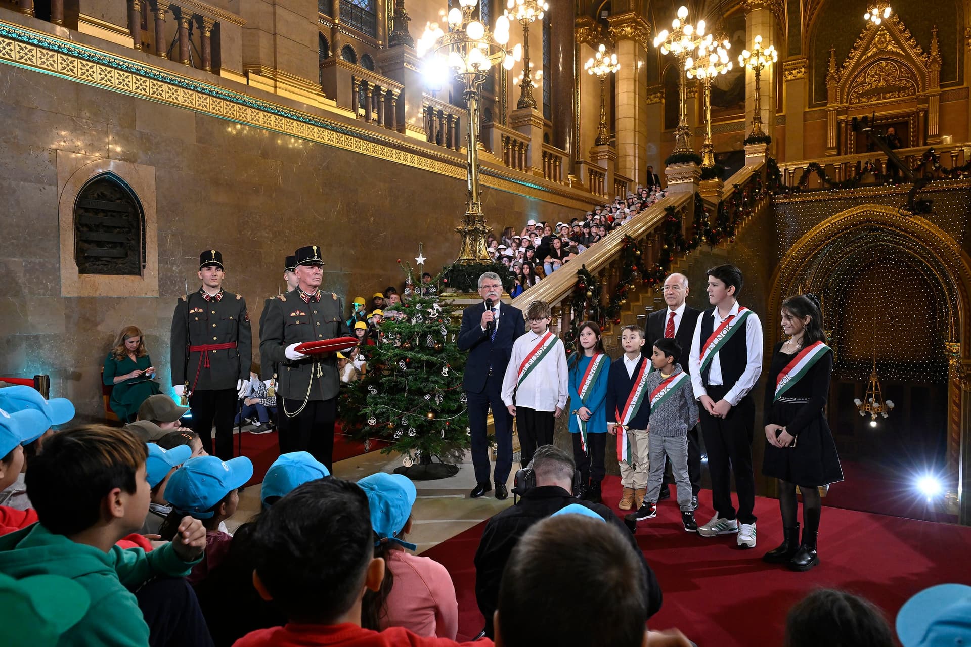 Nyolcszáz hátrányos helyzetű gyereket láttak vendégül a Parlamentben szombaton