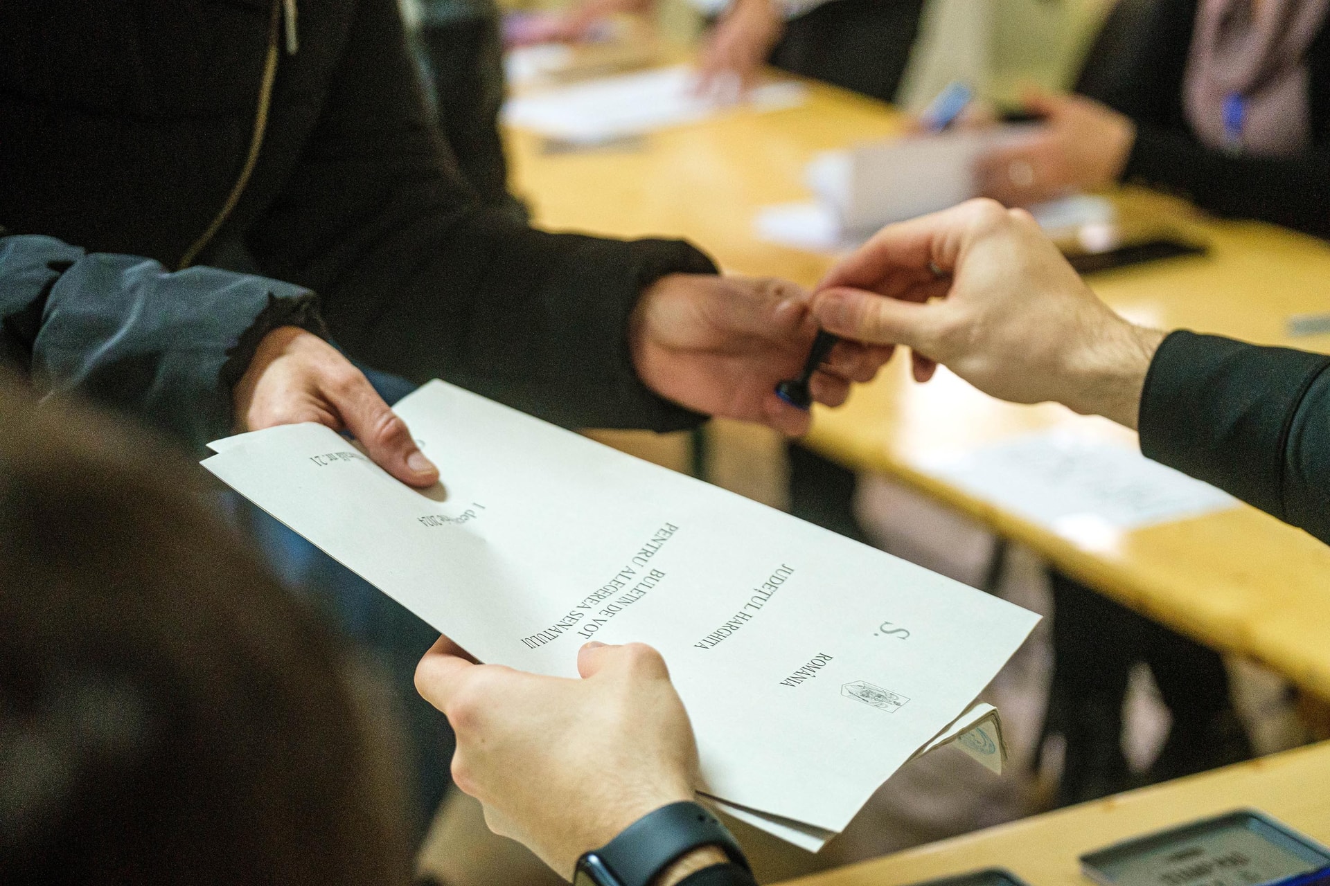 Exit poll: a kormányon lévő szociáldemokraták nyerhették a romániai parlamenti választást