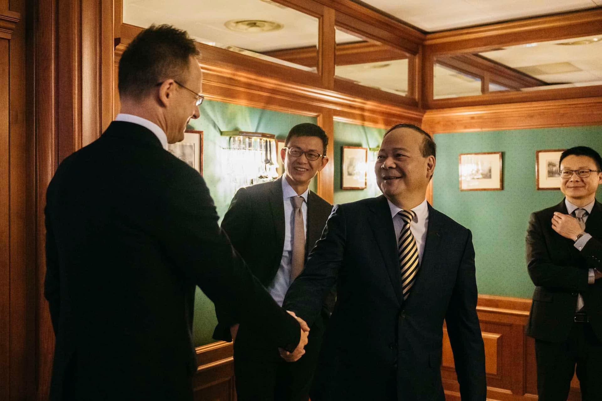 Szijjártó Péter: Az elektromos autóipari átállás európai központja lett Magyarország