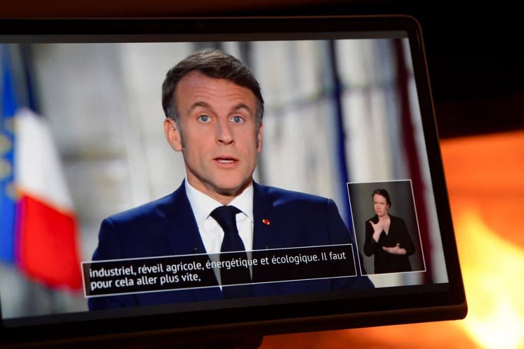 Újévi beszéd: Macron bocsánatot kért a parlament feloszlatásáért