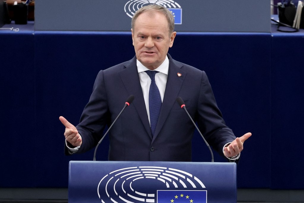 Donald Tusk szerint térdre kell kényszeríteni Oroszországot