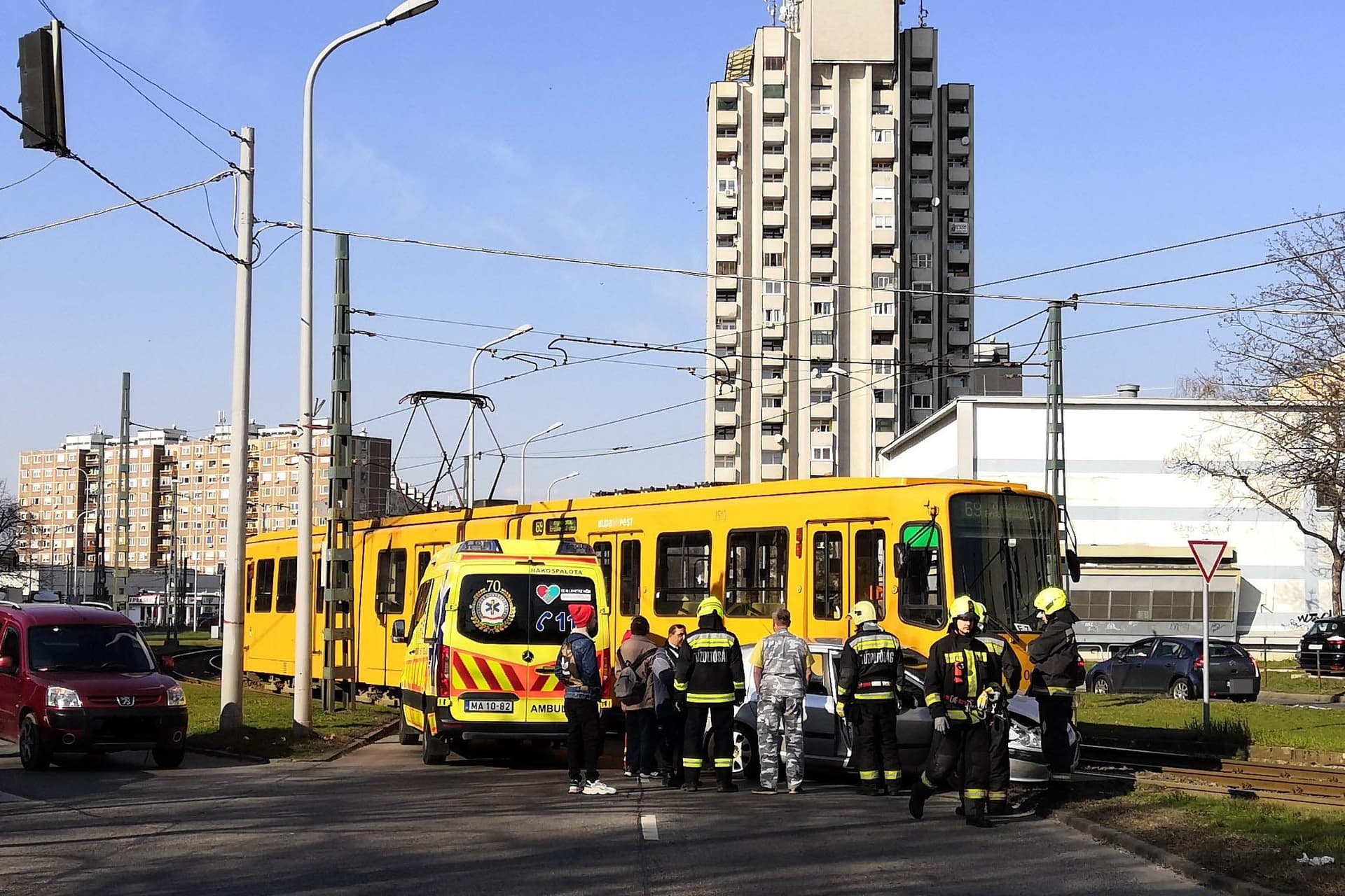 Villamosnak ütközött egy személyautó Újpalotán