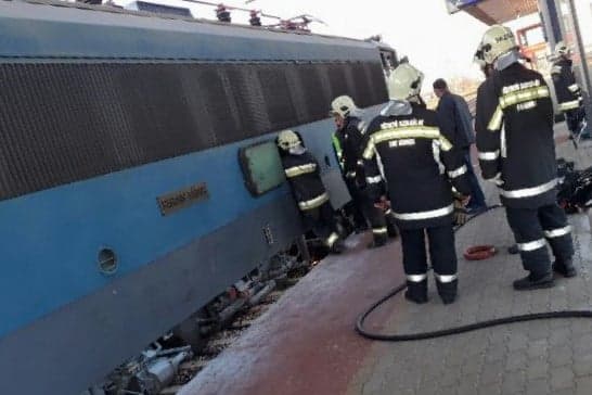 Füstöl egy mozdony a Keleti pályaudvaron