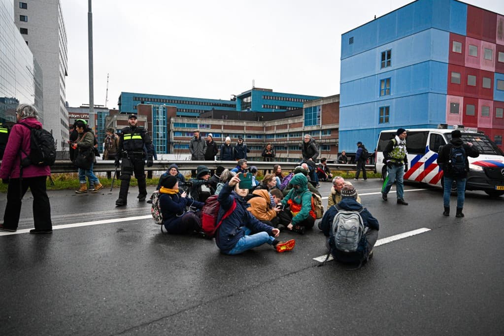 Hollandiában csaknem 200 klímaaktivistát állítottak elő