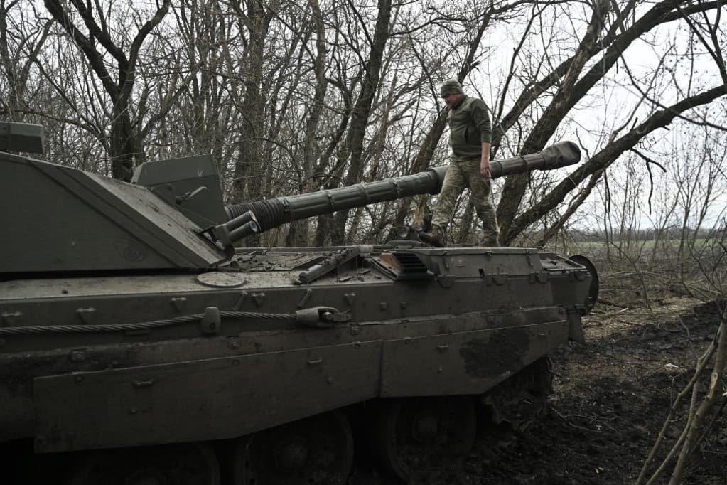 Challenger 2 harckocsit talál el a száloptikás orosz drón + VIDEÓ
