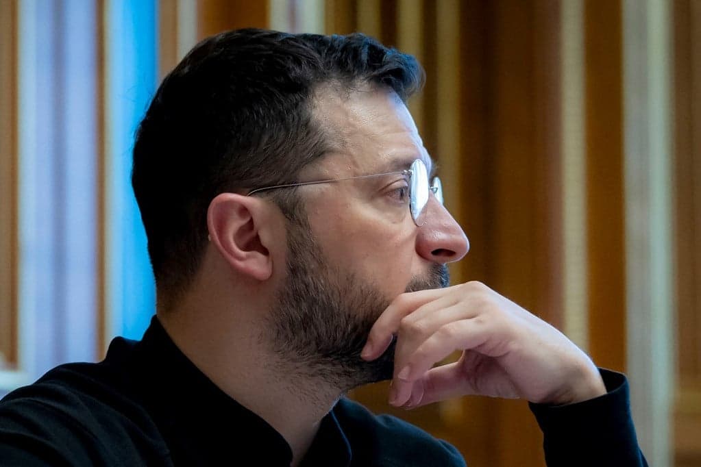 Azzal vádolják Zelenszkijt, hogy meghosszabbítja a katonai konfliktust