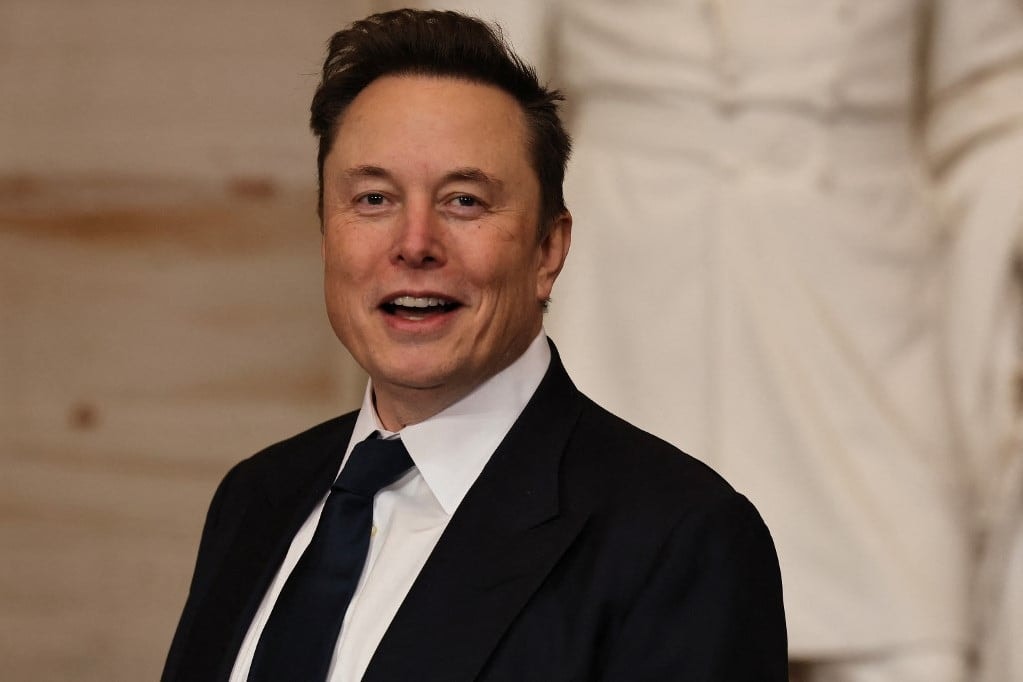 Musk „kisembernek” nevezte a lengyel külügyminisztert