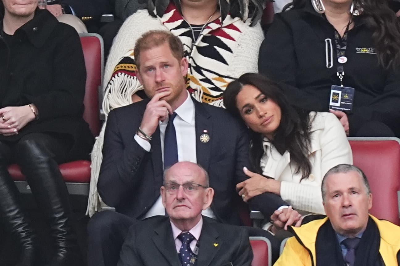 Meghan Markle szenvedélyes csókot adott Harry hercegnek