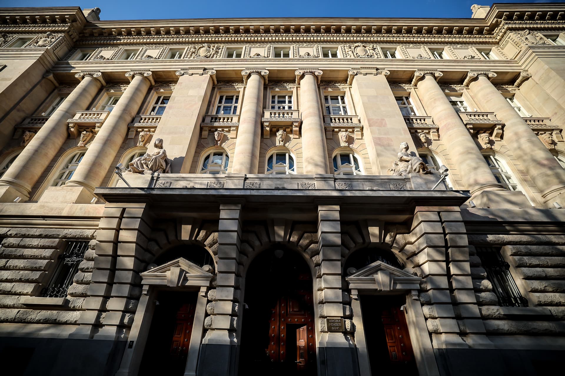 Nem változtatott az alapkamaton a monetáris tanács