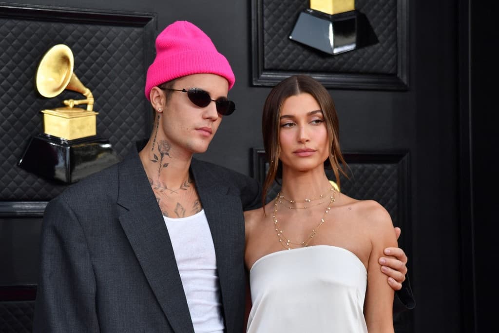Hailey Bieber stroke-ot kapott