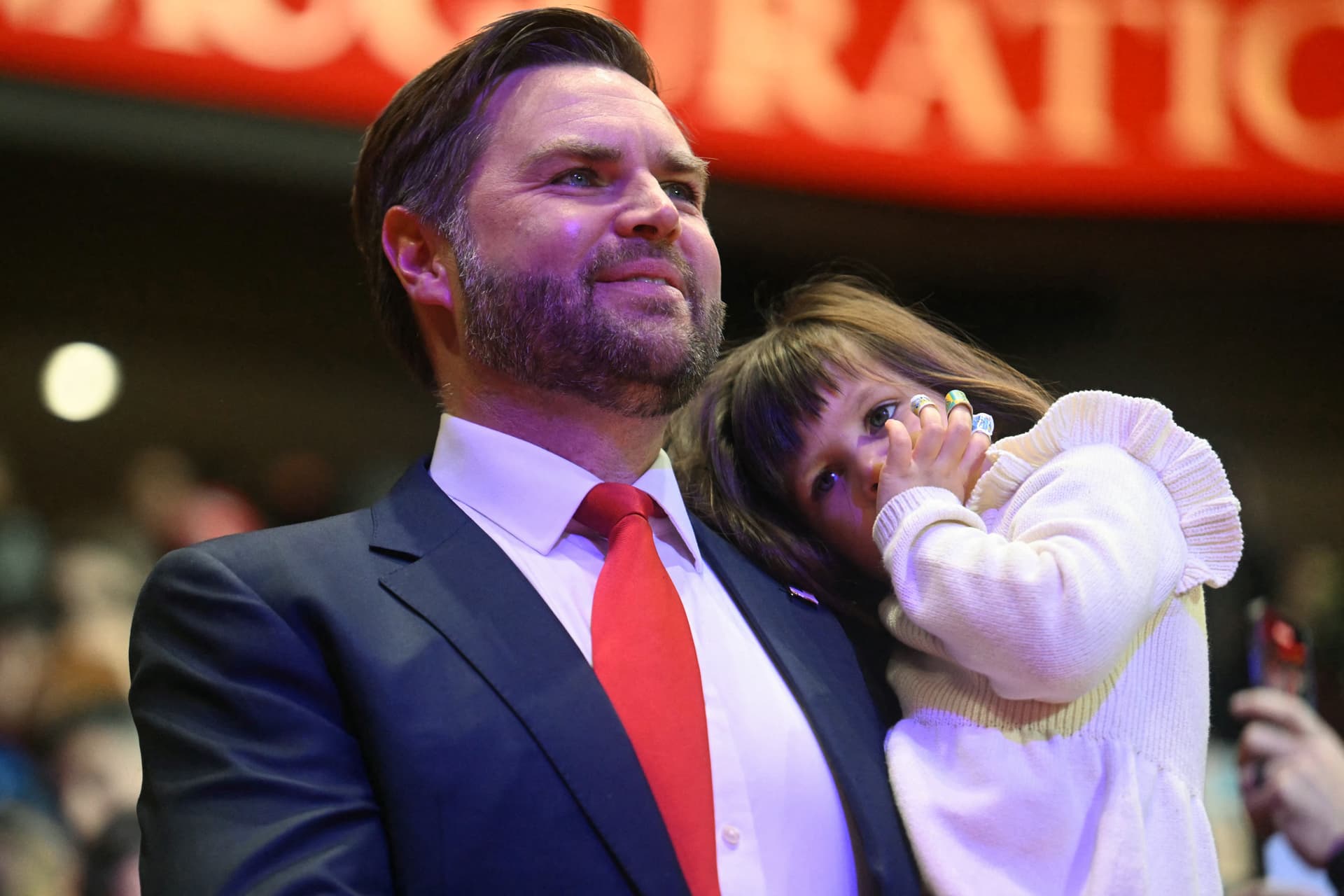 Kislányával sétált, amikor tüntetők támadtak J. D. Vance-re