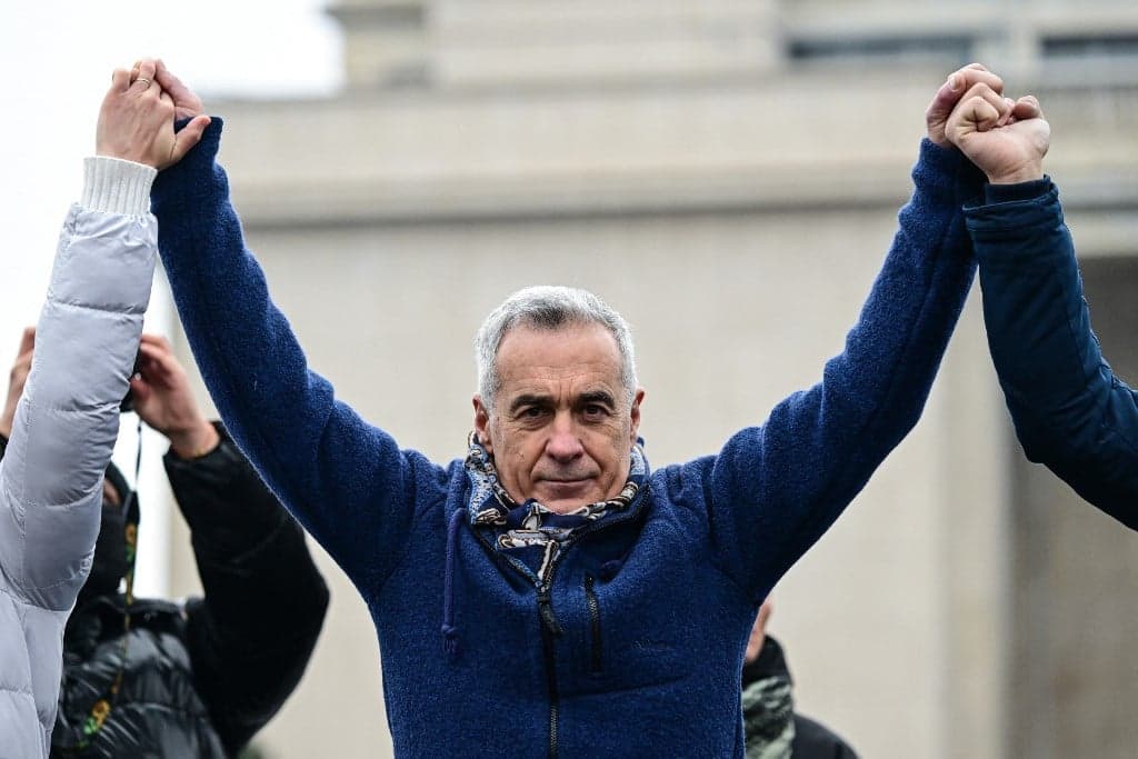 Folytatódik a román tragikomédia
