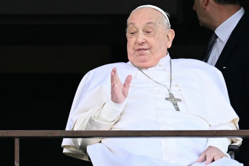 Ferenc pápa a kórház erkélyéről szólt a tömeghez