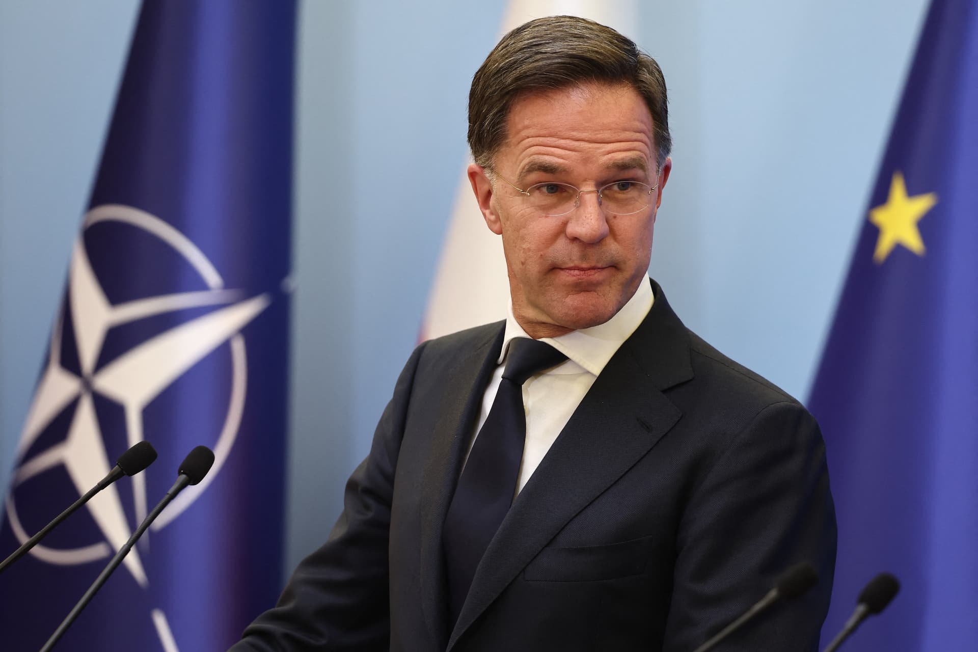 A NATO-főtitkár megsemmisítő csapással fenyeget