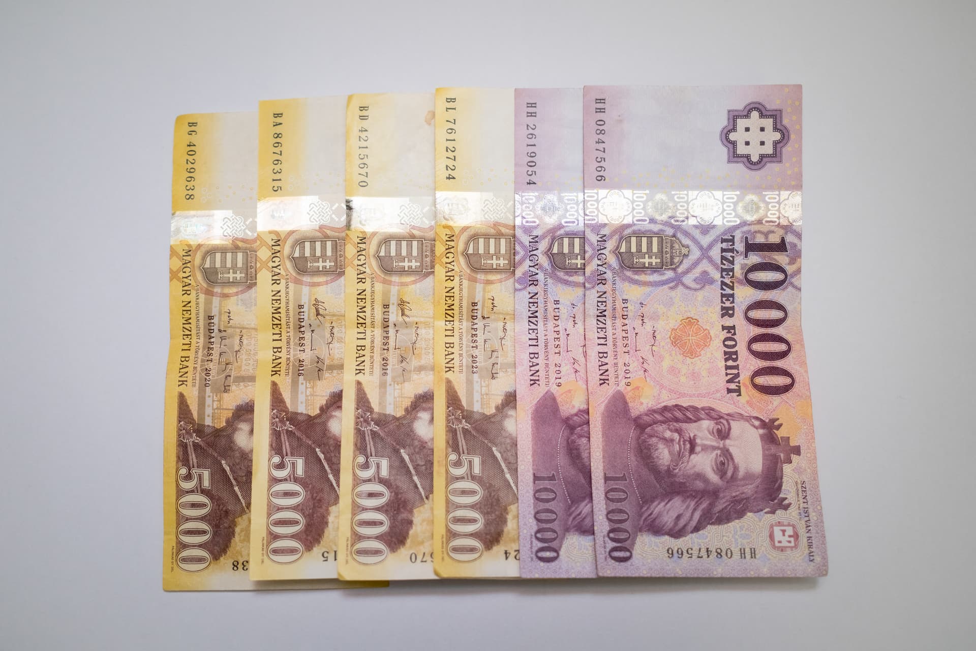 Továbbra is száguldanak a bérek Magyarországon