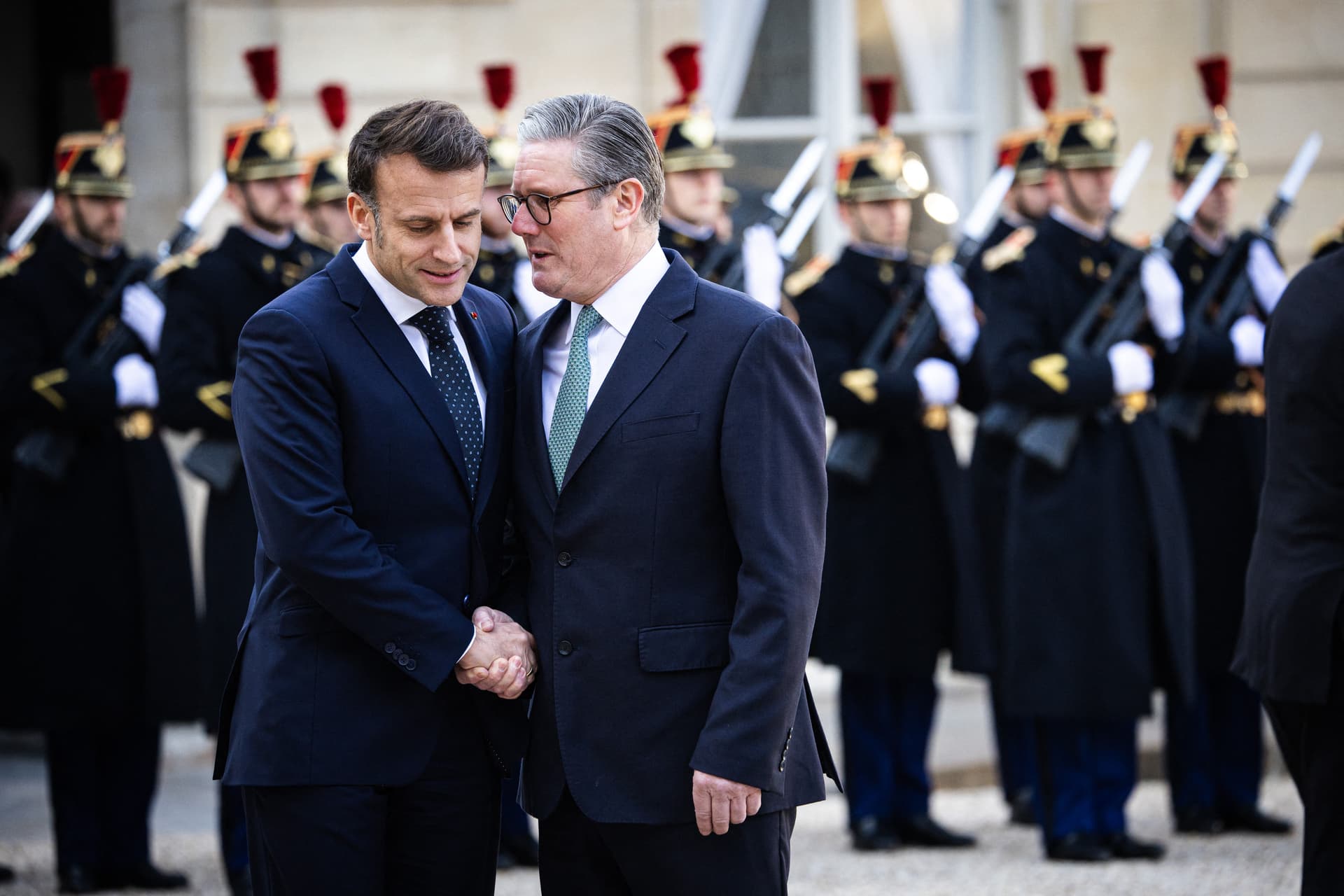 Macron Starmerrel megkerülné az EU-t