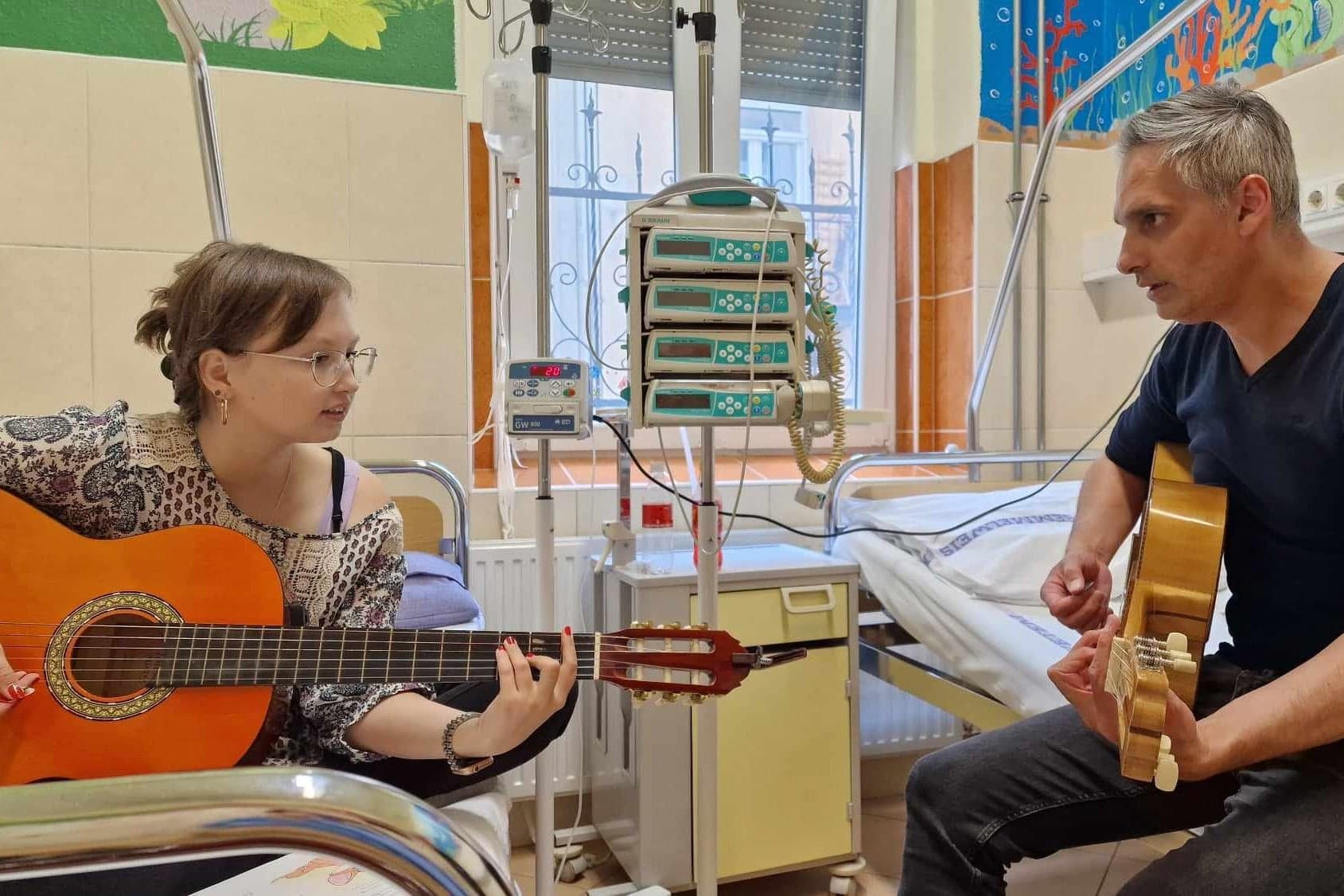 Gitárórákkal gyógyítják a daganatos gyerekeket
