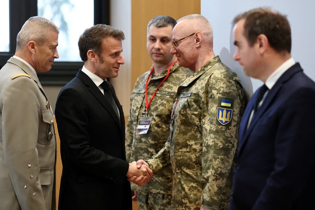 Macron „hiteles biztonsági garanciák” meghatározására kérte a katonai vezetőket
