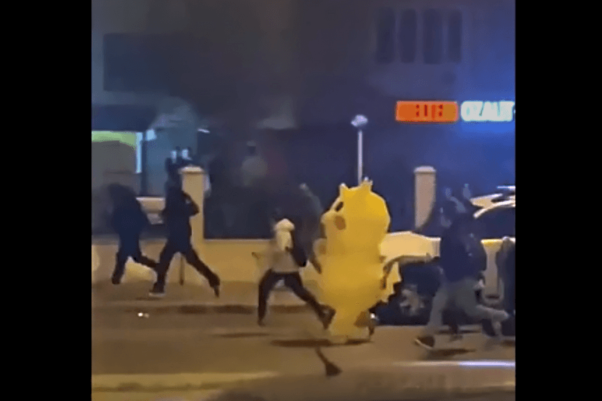 Rohamrendőrök, menekülő tüntetők – és Pikachu + VIDEÓ