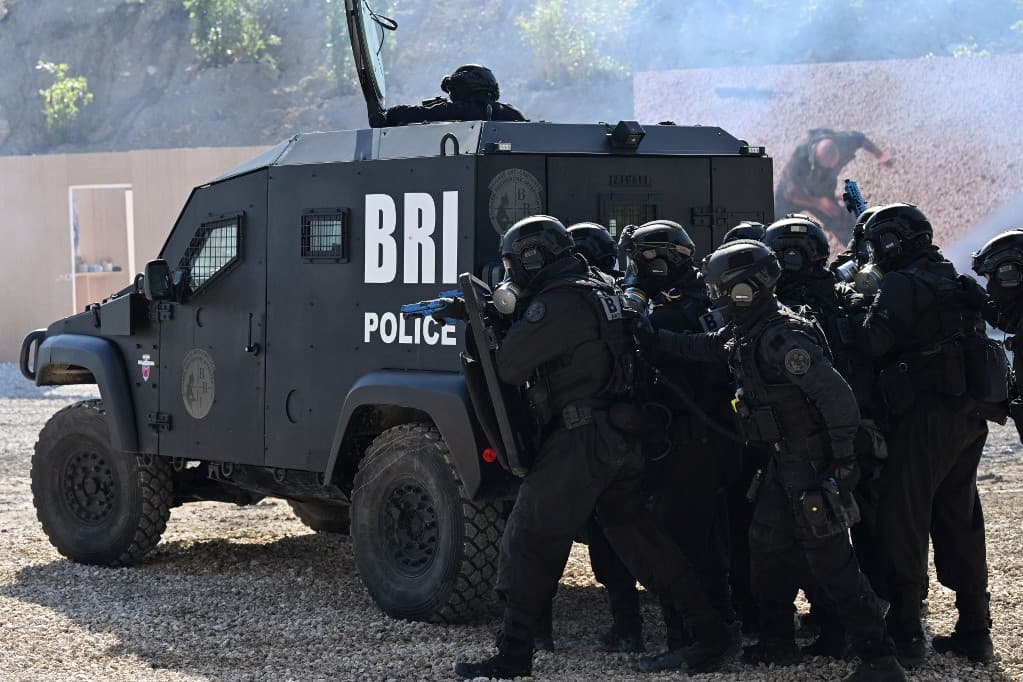 Besokalltak a francia rendőrök