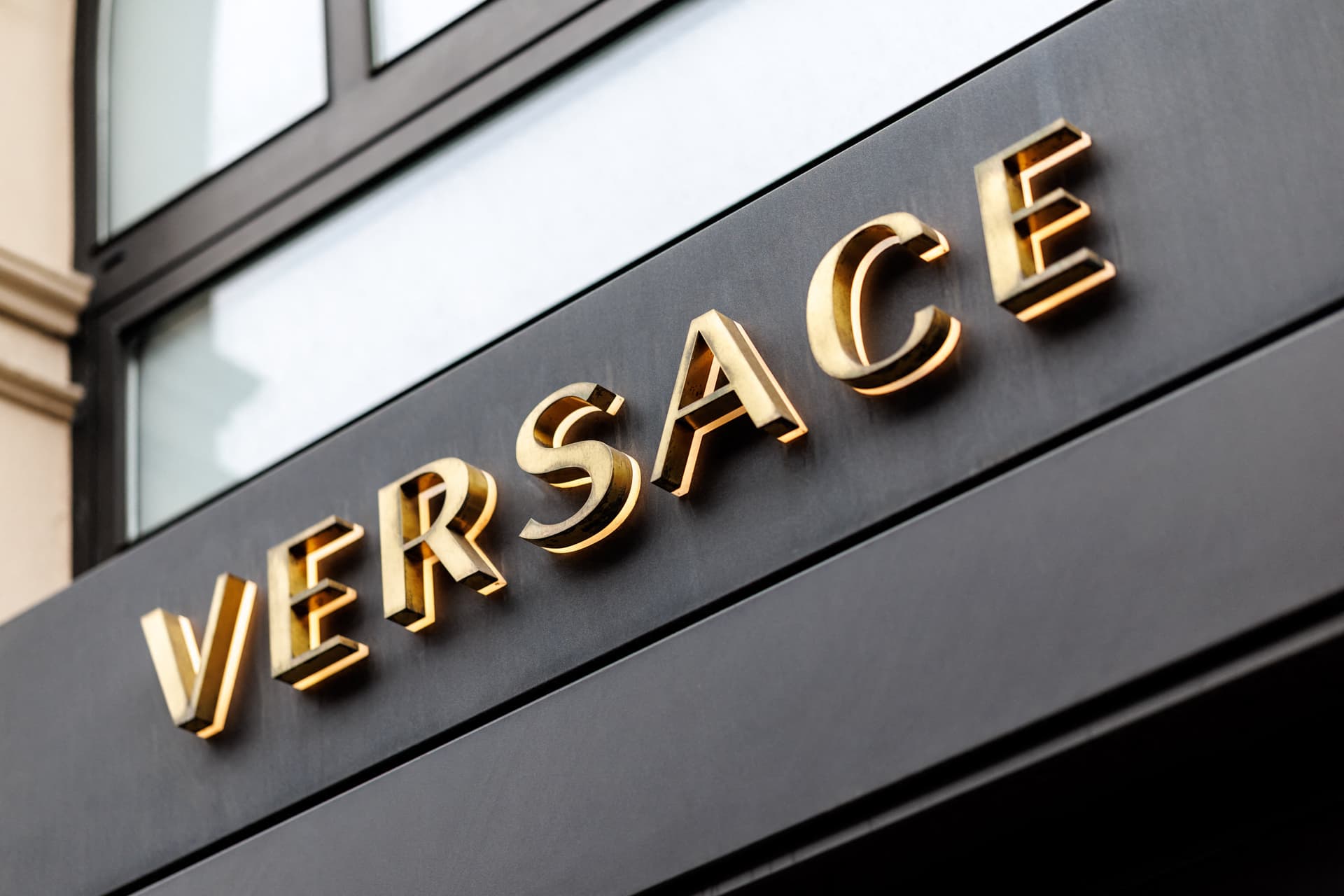 Ismét olasz kézen a Versace