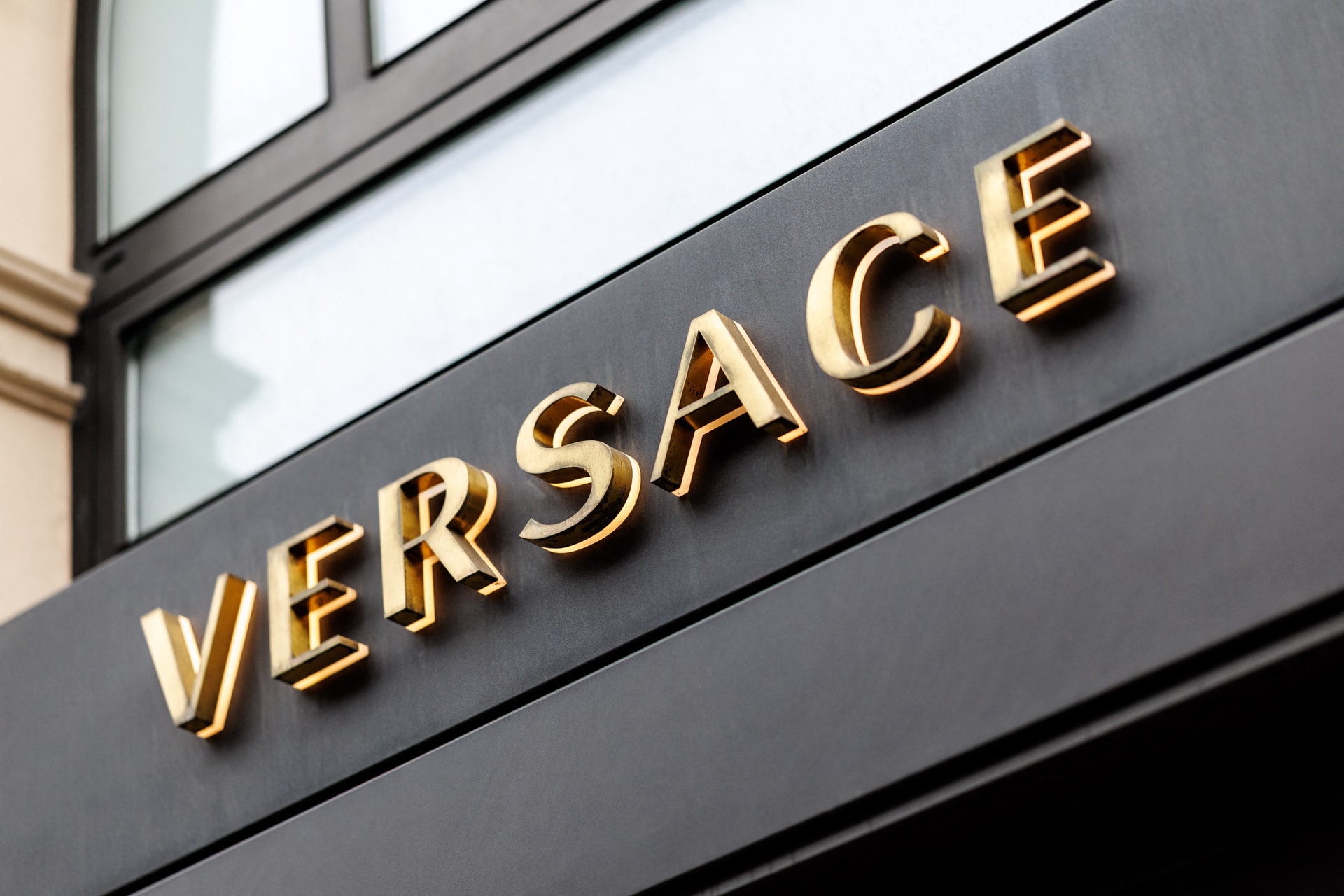 Ismét olasz kézen a Versace