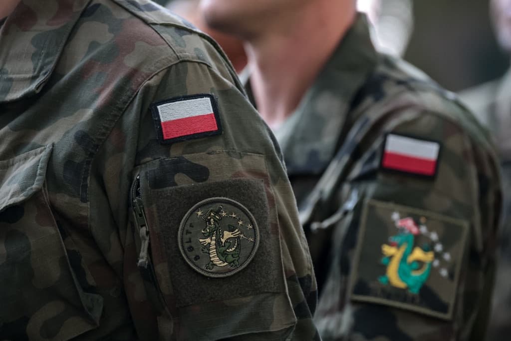 Lengyelország 40 000 katonát vezényel a határra