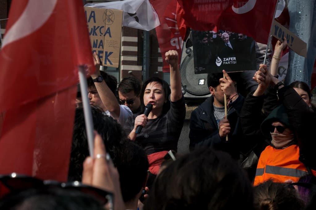A török rendőrség őrizetbe vette Isztambul egyik ellenzéki polgármesterét