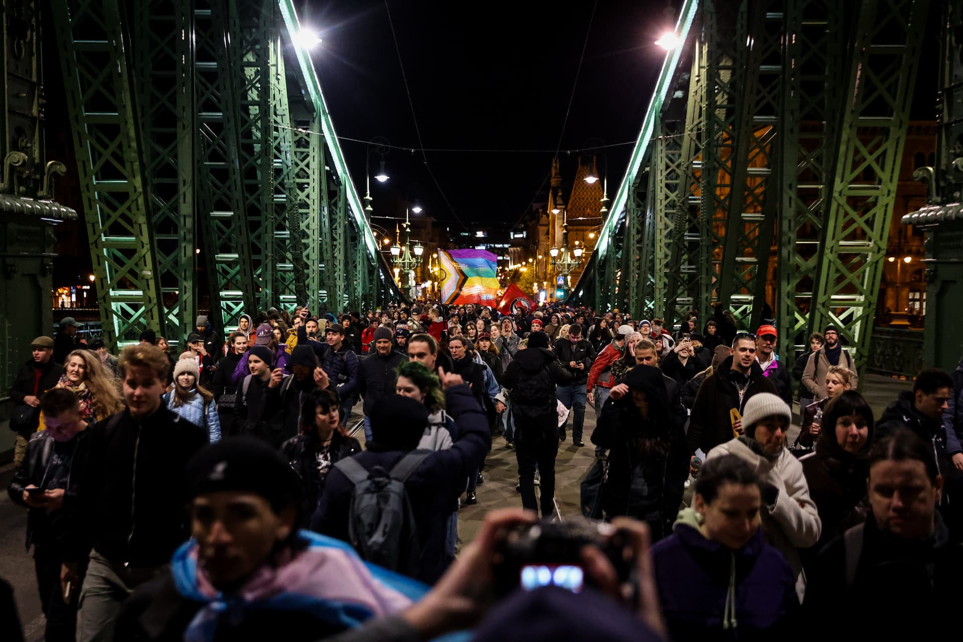„A hidak lezárása csak arra jó, hogy borsot törjenek Budapest többségének orra alá” + GALÉRIA
