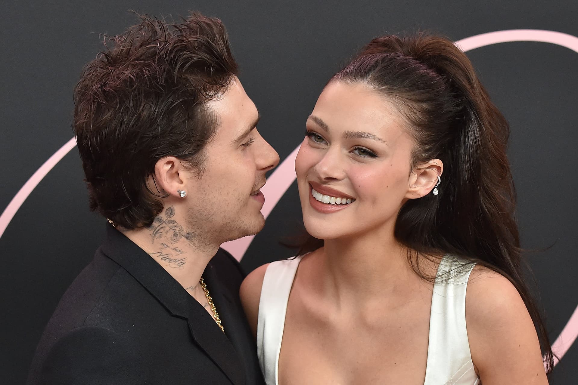 Idomított férfiak: Nicola Peltz úgy irányítja a Beckham-fiút, mint Meghan Harry herceget