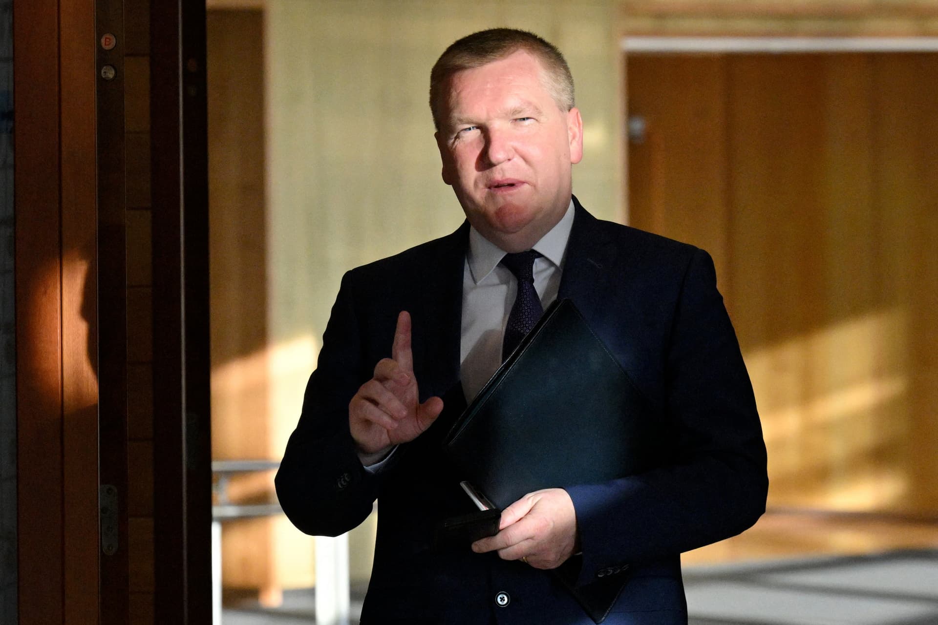 Az uniós biztos a magyar alaptörvényért aggódik