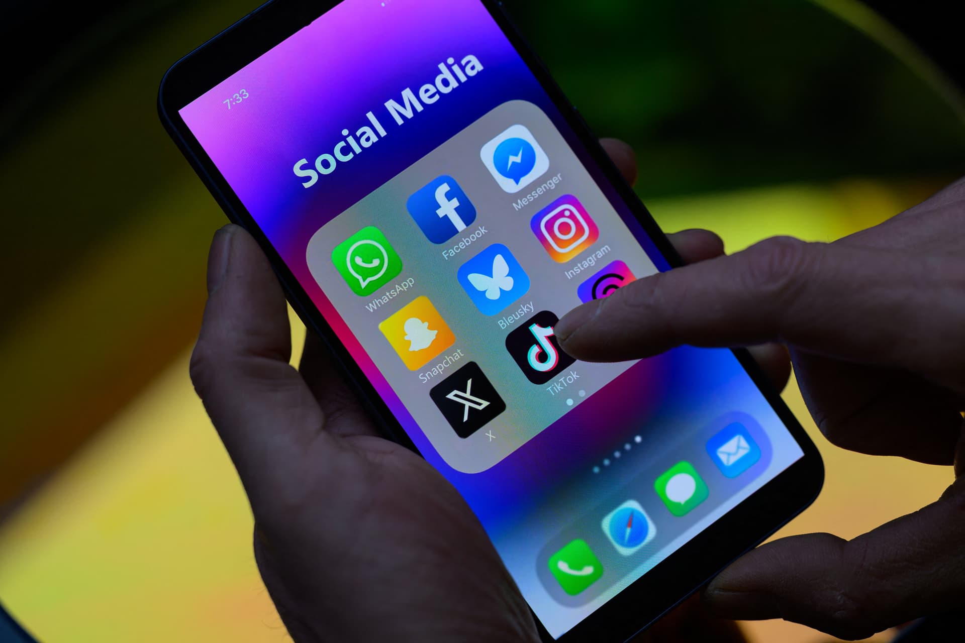 Macron megtiltaná a közösségi média használatát a 15 éven alattiaknak