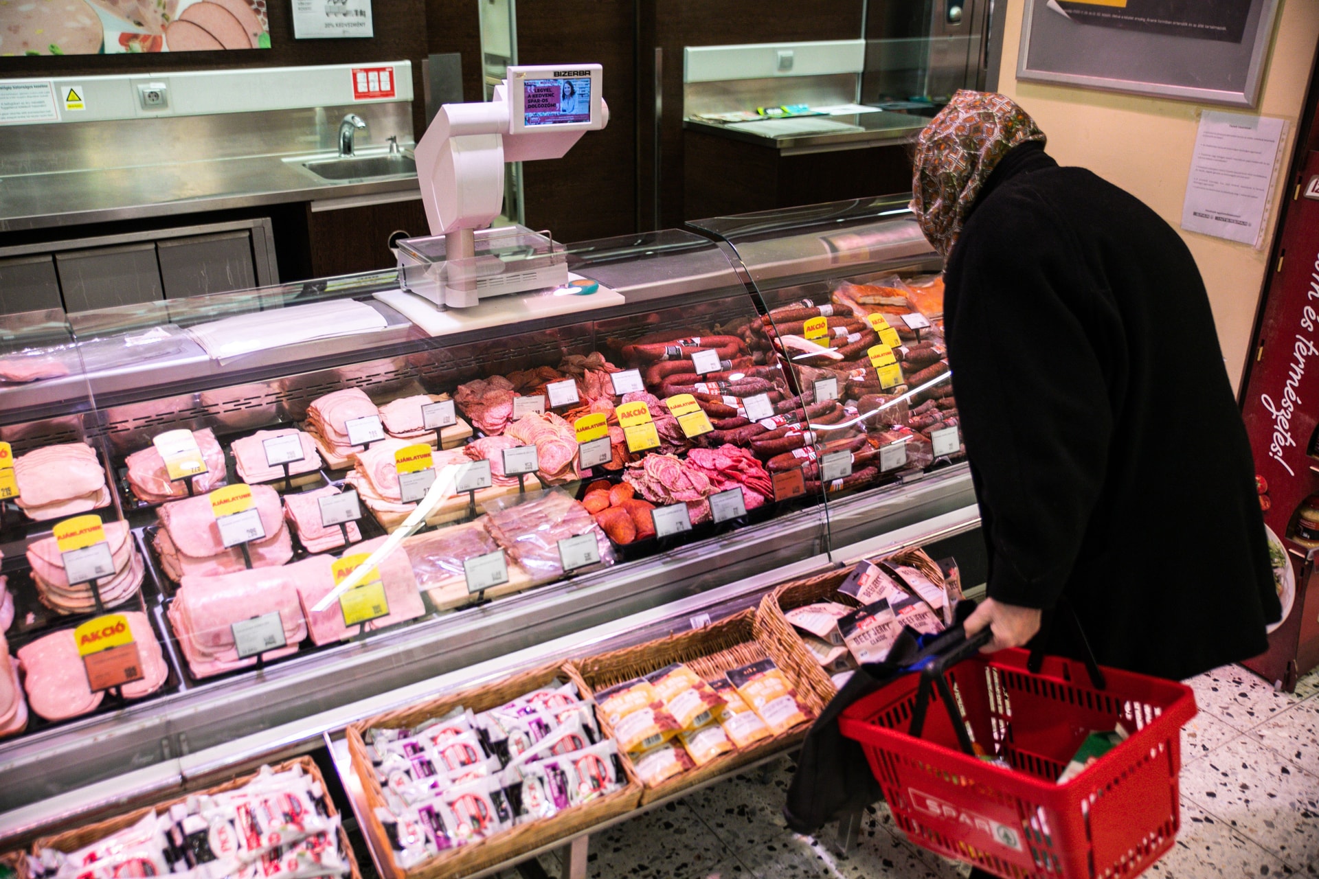 Az árréscsökkentés nyomán átlagosan közel 20 százalékkal lettek olcsóbbak az élelmiszerek