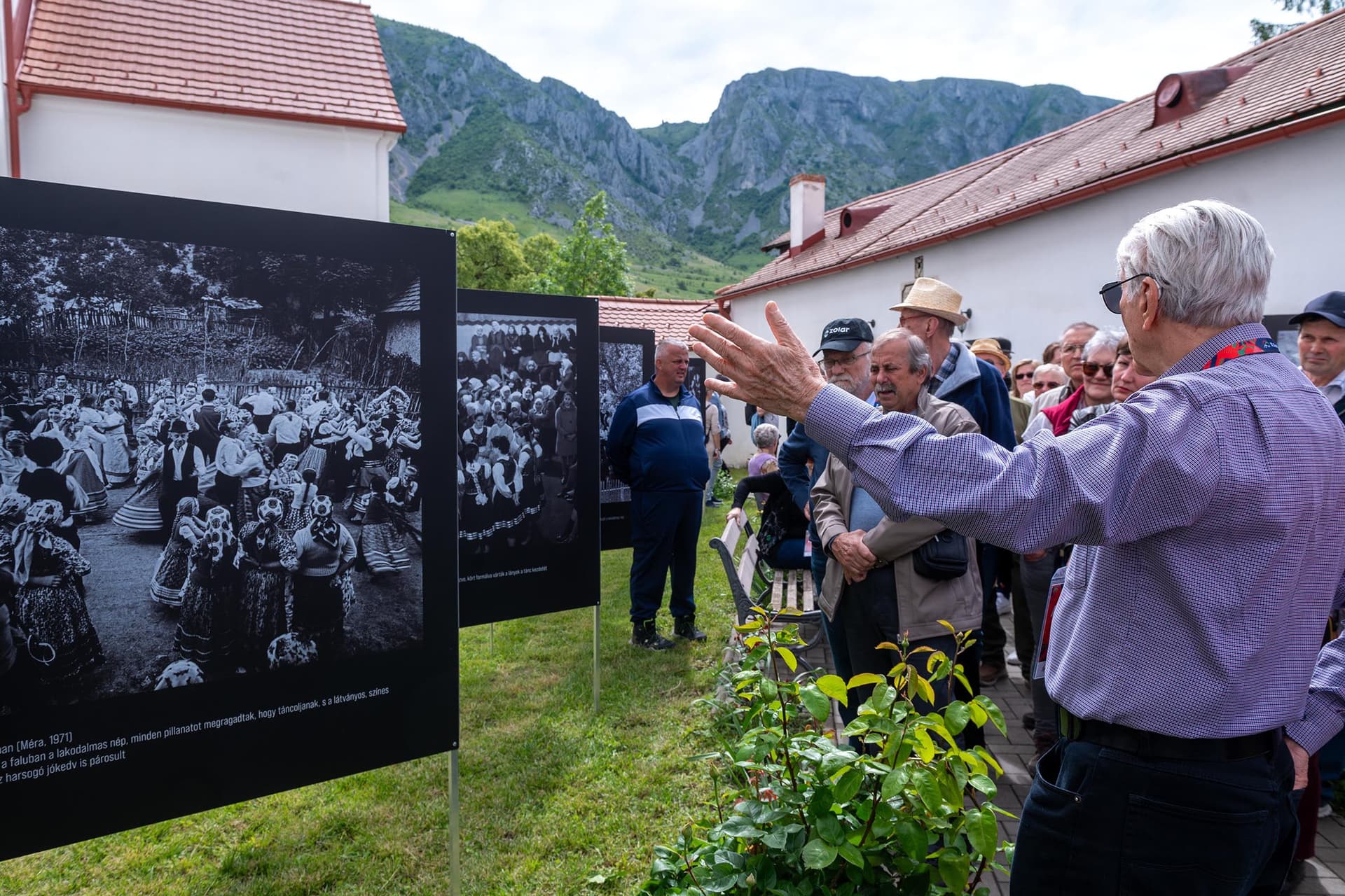 Korniss Péter tárlatával idézték fel a táncházmozgalom kezdeteit Torockón