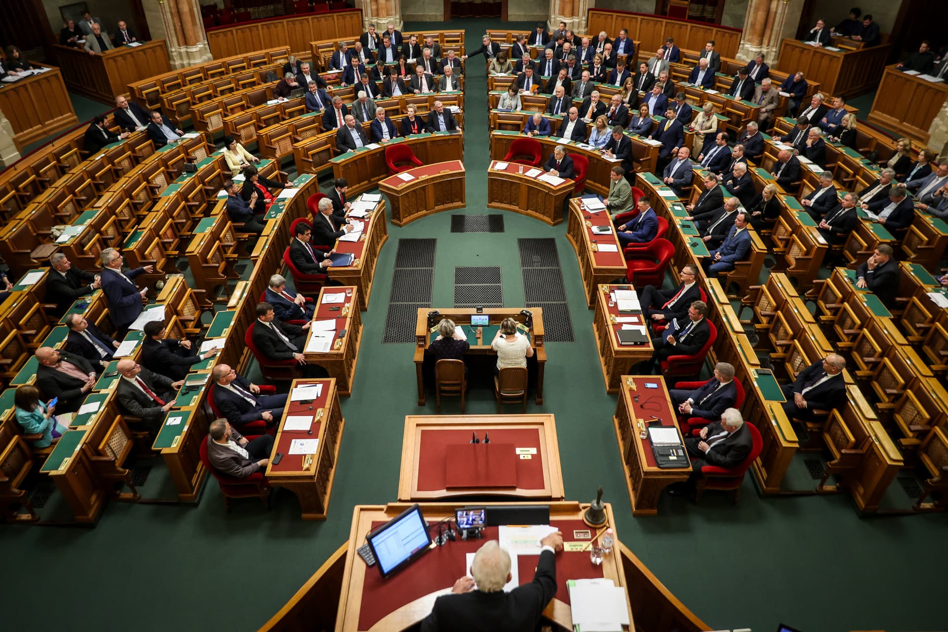 Ab elnököt és legfőbb ügyészt választhat a parlament